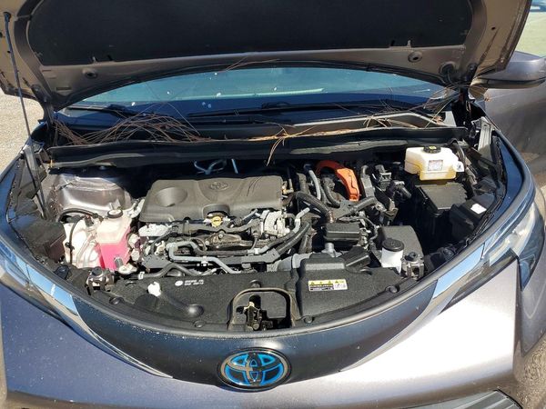 2021 TOYOTA SIENNA — Engine bay