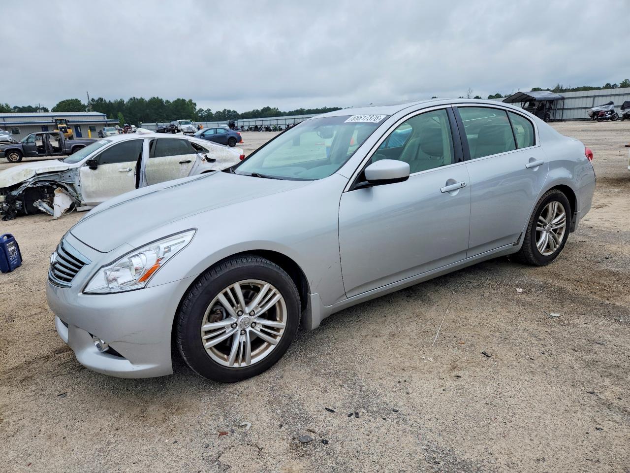2013 INFINITI G37 — Front 3/4