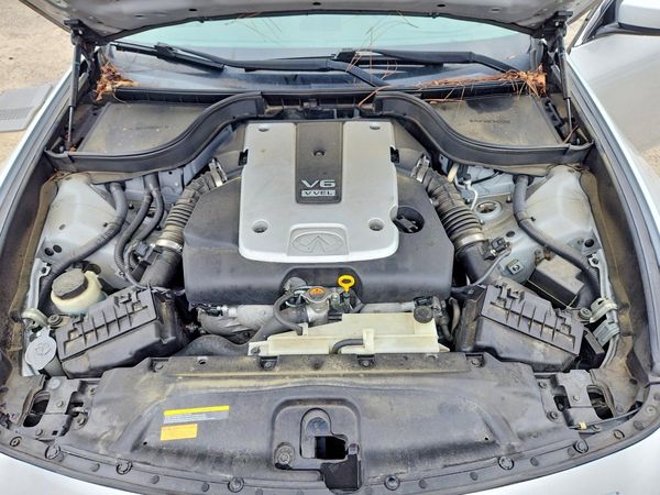 2013 INFINITI G37 — Engine bay