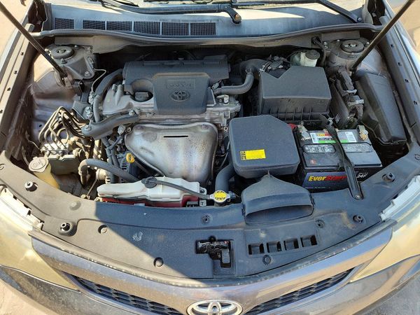 2012 TOYOTA CAMRY — Engine bay