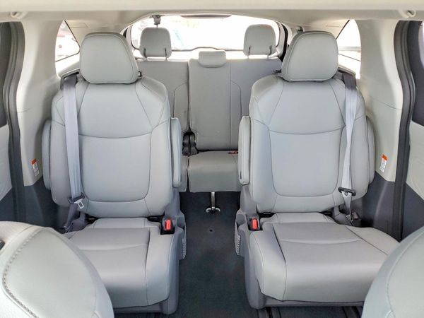 2021 TOYOTA SIENNA XLE
