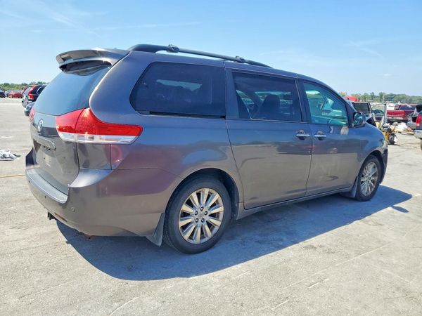 2012 TOYOTA SIENNA
