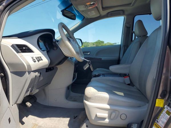 2012 TOYOTA SIENNA