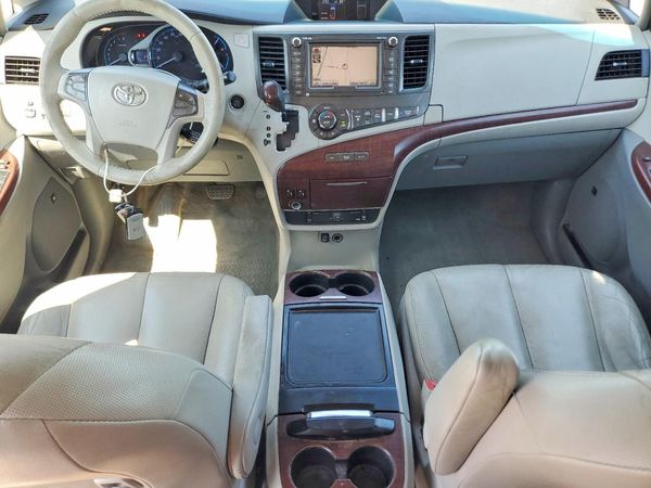 2012 TOYOTA SIENNA