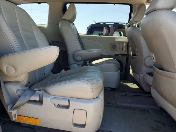 2012 TOYOTA SIENNA