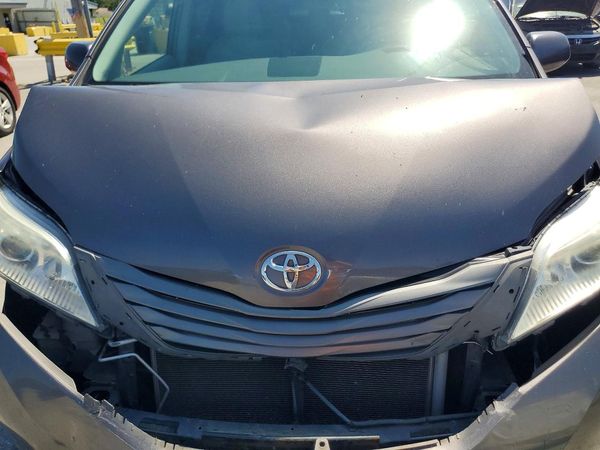 2012 TOYOTA SIENNA