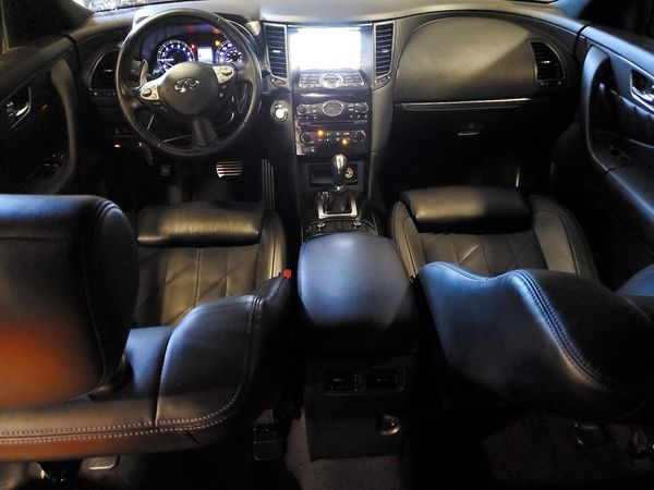 2017 INFINITI QX70