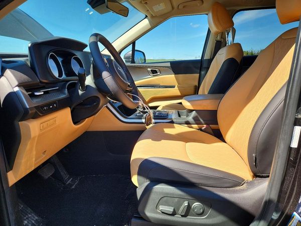 2024 KIA CARNIVAL LX, LX Seat Package