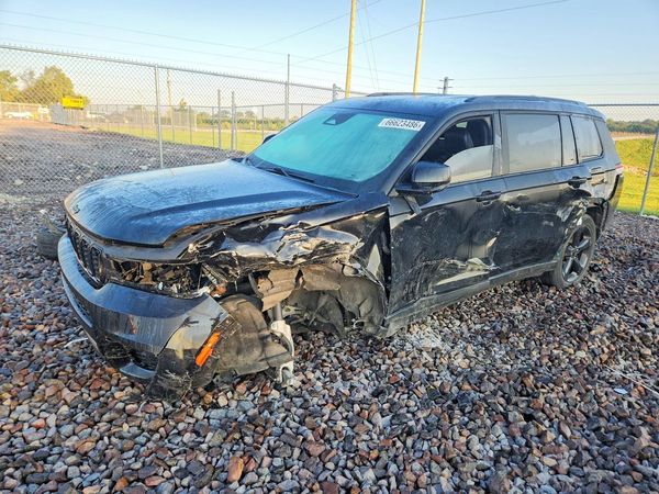 2023 JEEP CHEROKEE Laredo, Altitude — Front 3/4