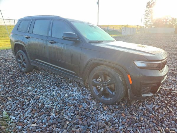 2023 JEEP CHEROKEE Laredo, Altitude — Passenger 3/4