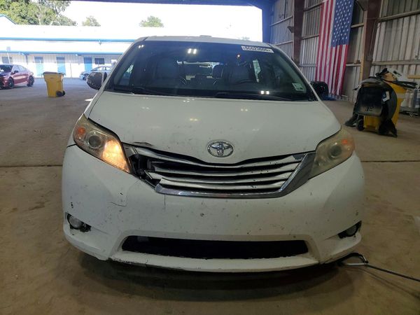 2013 TOYOTA SIENNA
