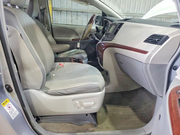 2013 TOYOTA SIENNA