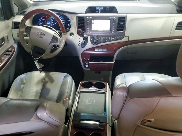 2013 TOYOTA SIENNA