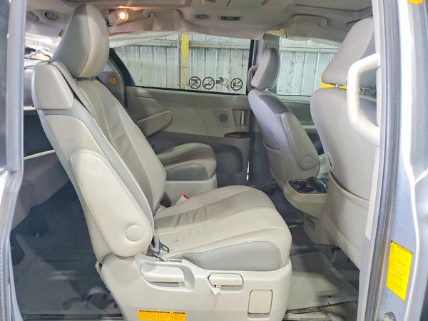 2013 TOYOTA SIENNA