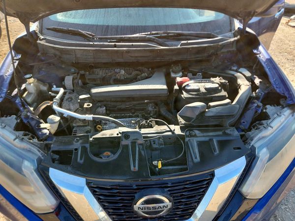 2018 NISSAN ROGUE — Engine bay