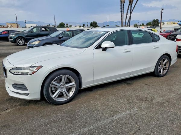 2018 VOLVO S90 Momentum — Front 3/4
