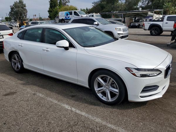 2018 VOLVO S90 Momentum — Passenger 3/4