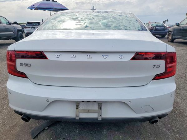 2018 VOLVO S90 Momentum — DIRR