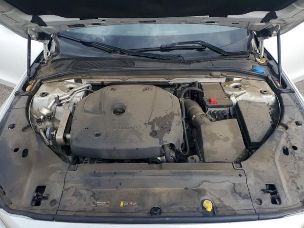 2018 VOLVO S90 Momentum — Engine bay