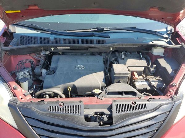 2013 TOYOTA SIENNA