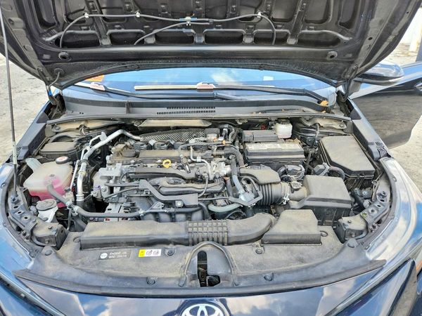 2021 TOYOTA COROLLA SE, CVT — Engine bay