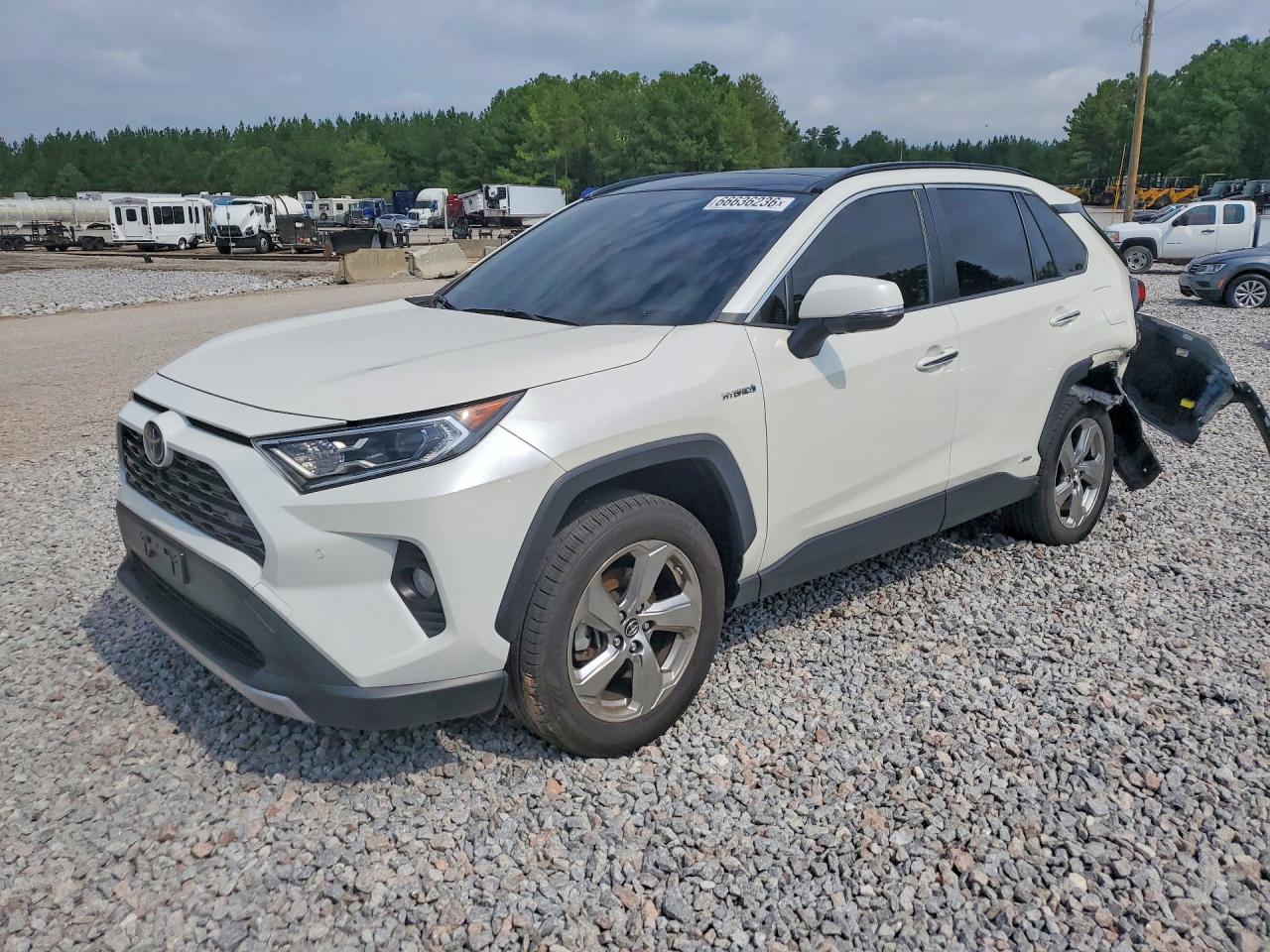 2019 TOYOTA RAV4 — Front 3/4