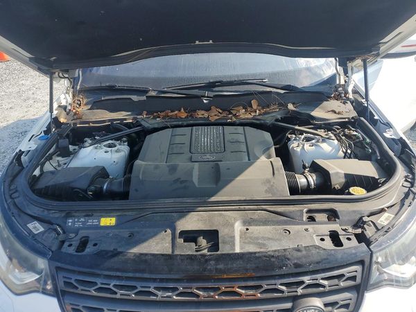 2020 LAND ROVER DISCOVERY SE — Engine bay