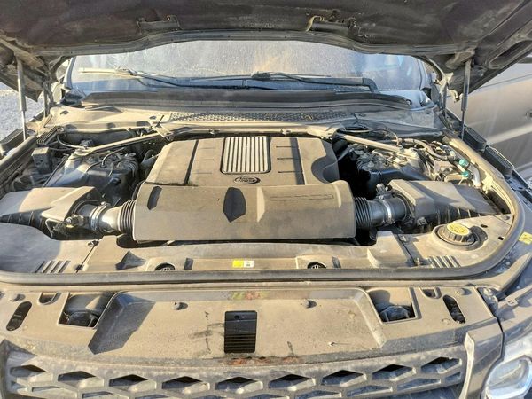 2014 LAND ROVER RANGEROVER SE — Engine bay