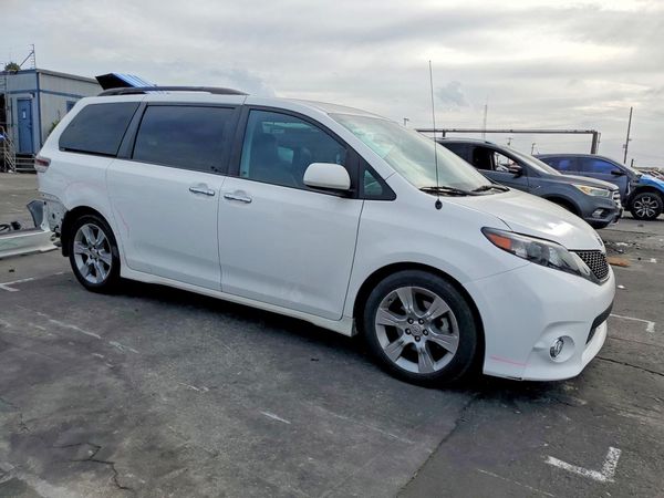 2013 TOYOTA SIENNA