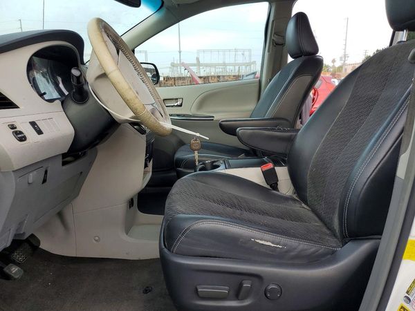 2013 TOYOTA SIENNA