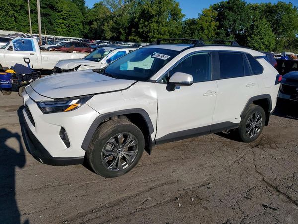 2023 TOYOTA RAV4 XLE Premium — Front 3/4