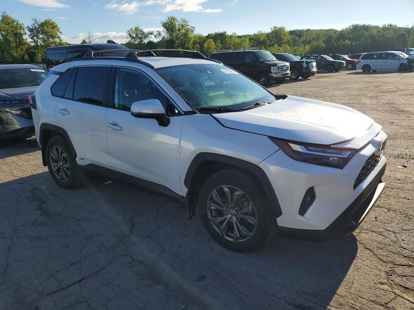 2023 TOYOTA RAV4 XLE Premium — Passenger 3/4