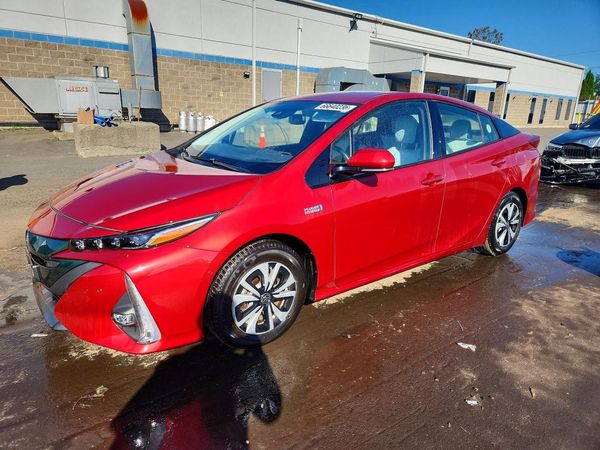 2017 TOYOTA PRIUS Three/Four/Four Adv — Front 3/4