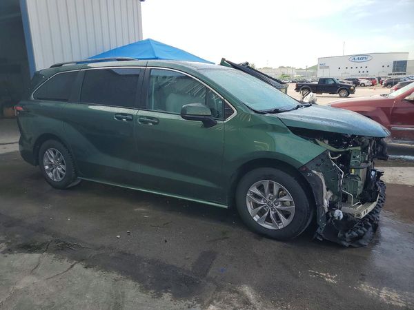 2022 TOYOTA SIENNA LE
