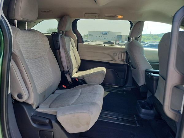 2022 TOYOTA SIENNA LE
