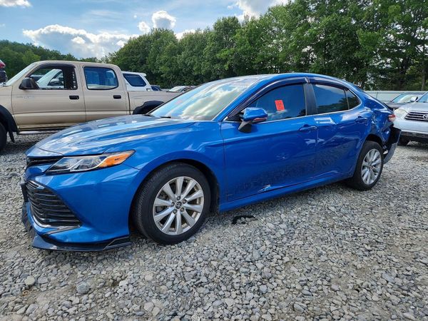 2020 TOYOTA CAMRY LE — Front 3/4
