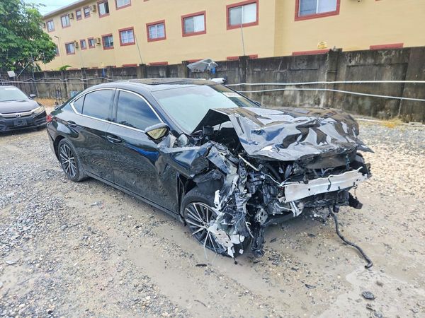 2025 LEXUS ES300 300h Premium — Passenger 3/4