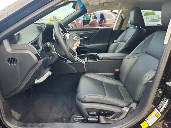 2025 LEXUS ES300 300h Premium — DENT