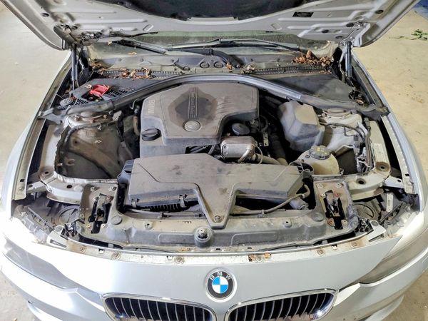 2015 BMW 328 xDrive SA — Engine bay