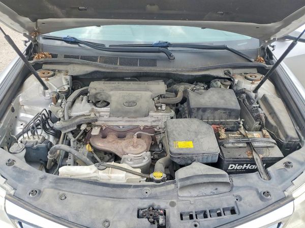 2013 TOYOTA CAMRY — Engine bay