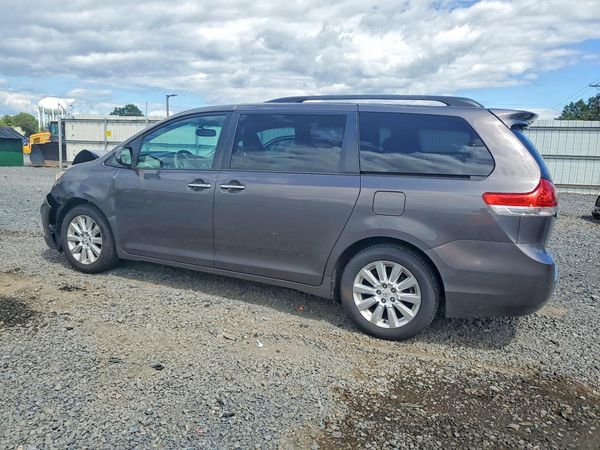 2012 TOYOTA SIENNA