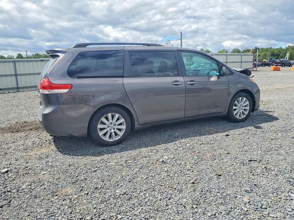 2012 TOYOTA SIENNA