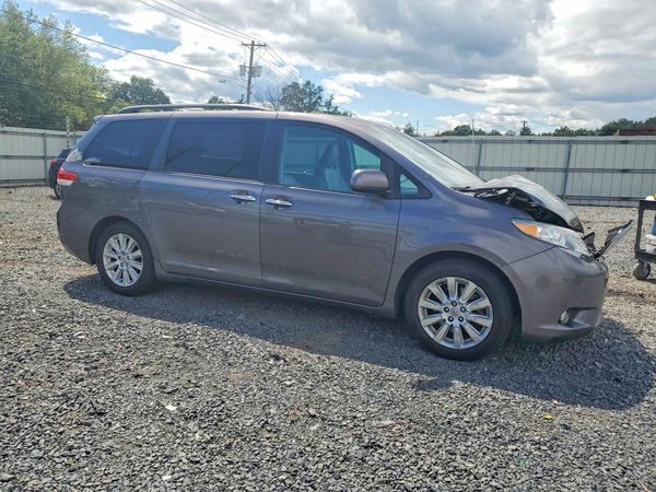 2012 TOYOTA SIENNA
