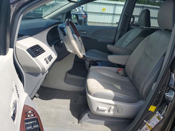 2012 TOYOTA SIENNA