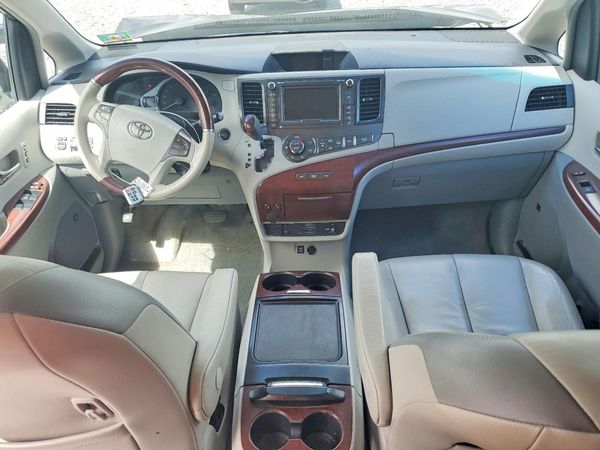 2012 TOYOTA SIENNA