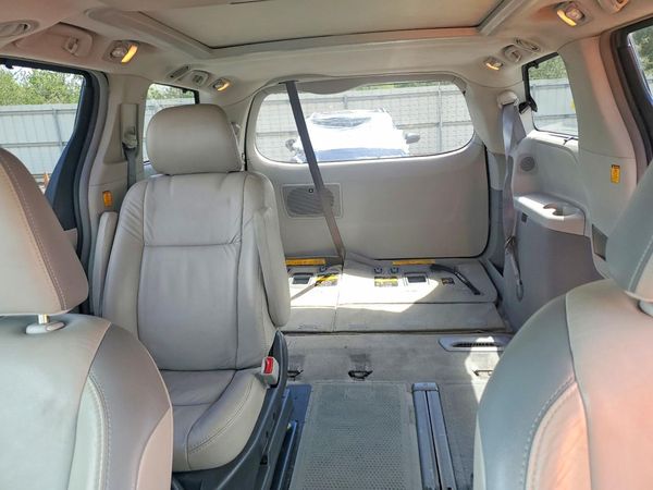 2012 TOYOTA SIENNA