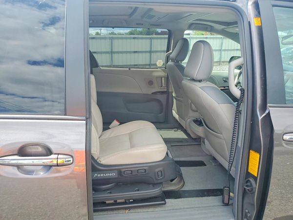 2012 TOYOTA SIENNA