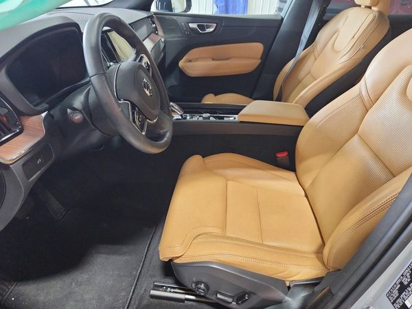 2024 VOLVO XC60 Ultimate Dark — DENT