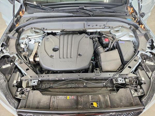 2024 VOLVO XC60 Ultimate Dark — Engine bay