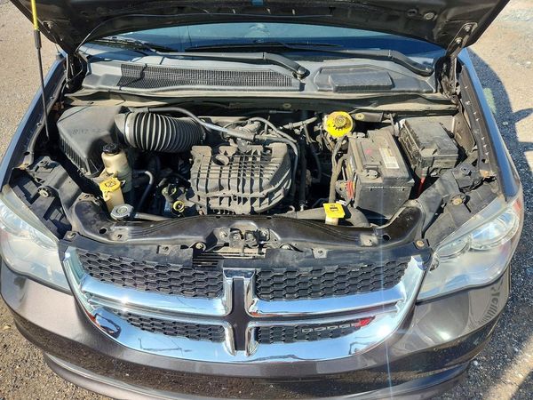 2015 DODGE CARAVAN SXT — Engine bay